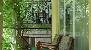 Гостевой дом Villa Nina Судак Двухместный номер с 2 отдельными кроватями и видом на сад-1